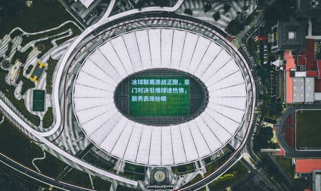 冰球联赛激战正酣,豪门对决引爆球迷热情,新秀表现抢眼